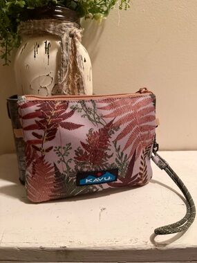 Kavu Fern Wristlet in Green and Rust EUC